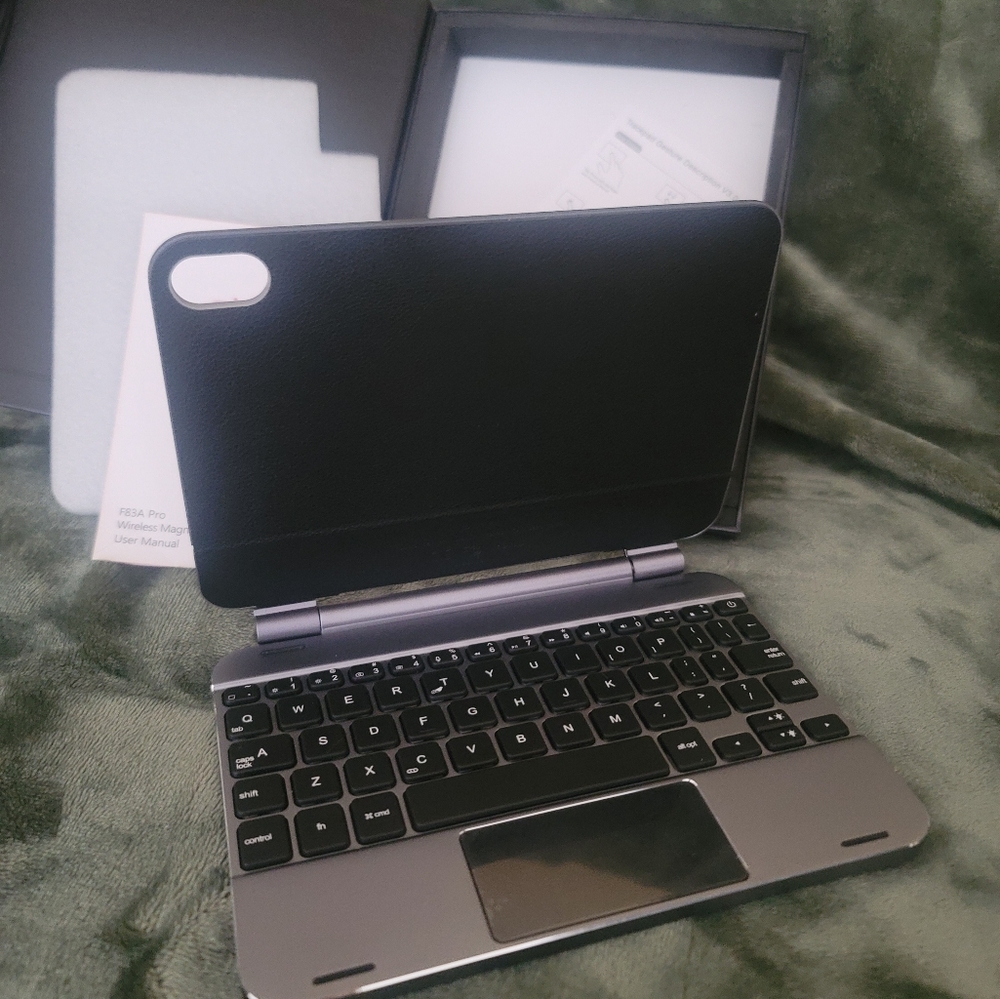 Brand new iPad case with keyboard
